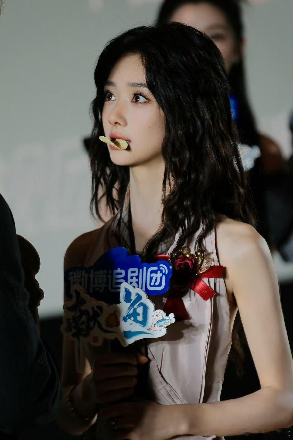 王影璐你好娇啊追剧团路透太绝啦！王影璐一颦一笑尽显娇态，和男主互动时，搂腰、撑