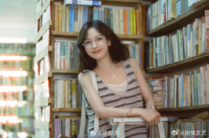 陈都灵我想象自己在书店的样子向往已久的书店氛围感被陈都灵完美呈现，干净素雅的气质