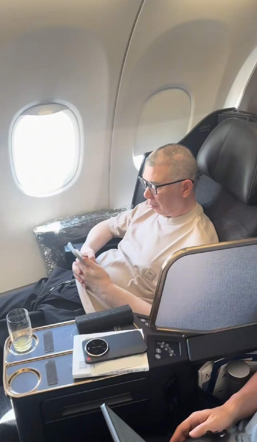 冯小刚，大概率以后不会拍电影了吧？现年68岁的他看着头顶秃斑一块一块的，白癜