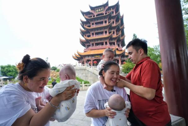 新疆，一对年轻夫妻迎来罕见五胞胎，1男4女。养娃207天，爸妈肉眼可见憔悴