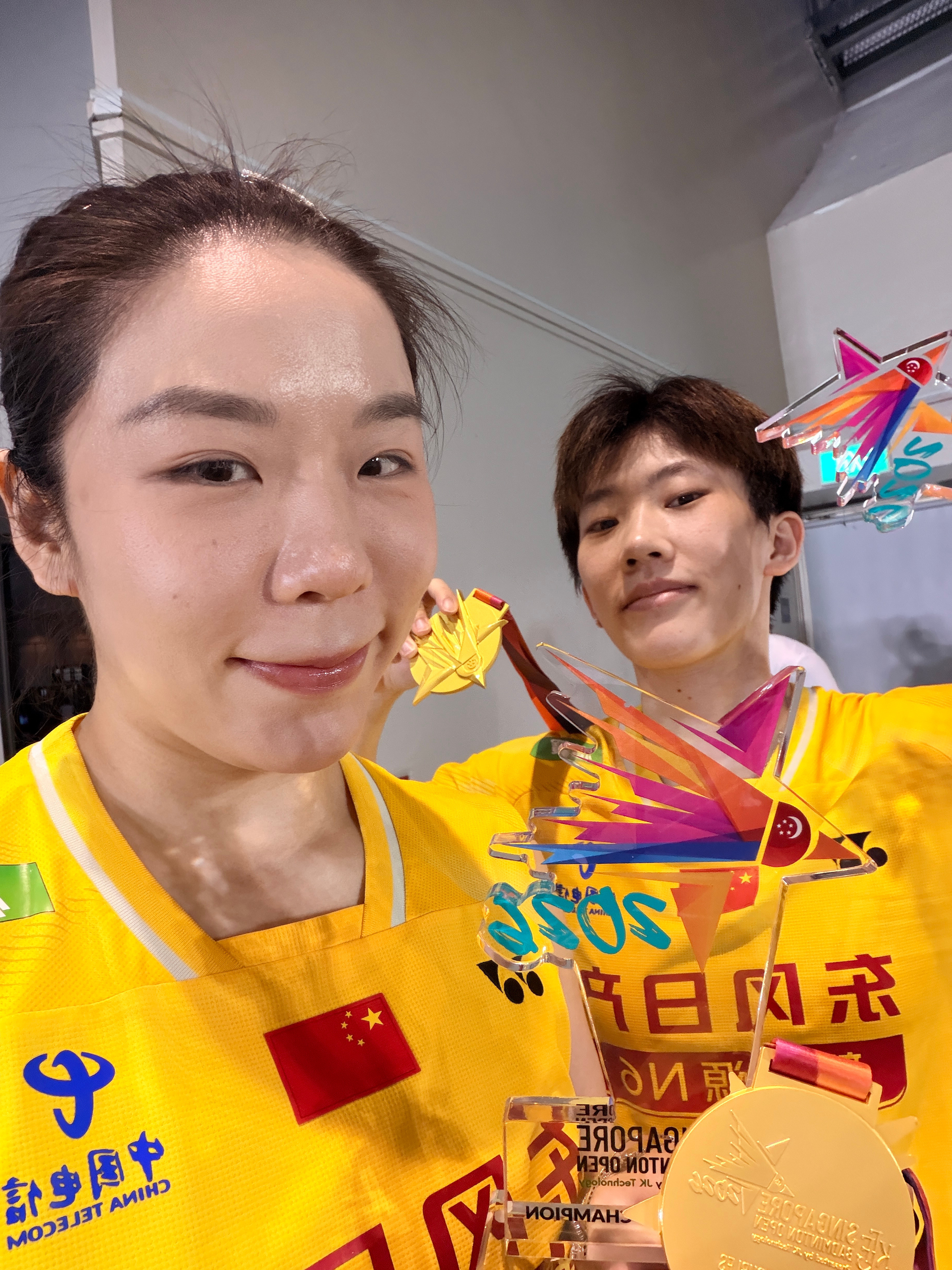 是的！我们很需要这个冠军来提升自己的自信心！谢谢你多嘻嘻继续嘻嘻我的日常plo