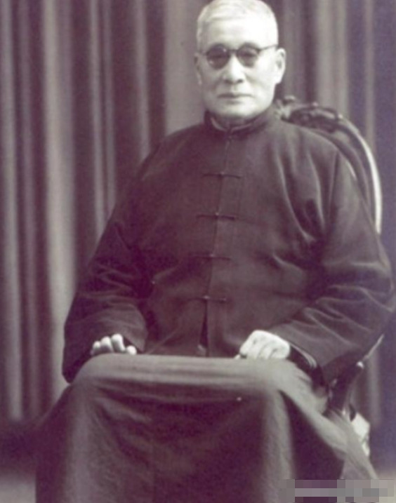 蒋介石人称人民公敌，75年快断气前几个小时念念不忘的不是宋美龄，不是蒋经国，不是