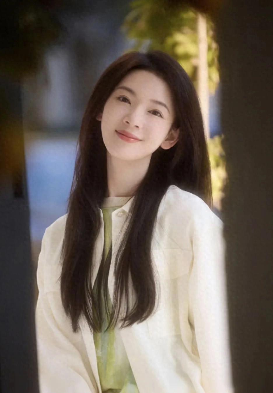 女星陈瑶靓丽风采：眉清目秀、秀丽俊美