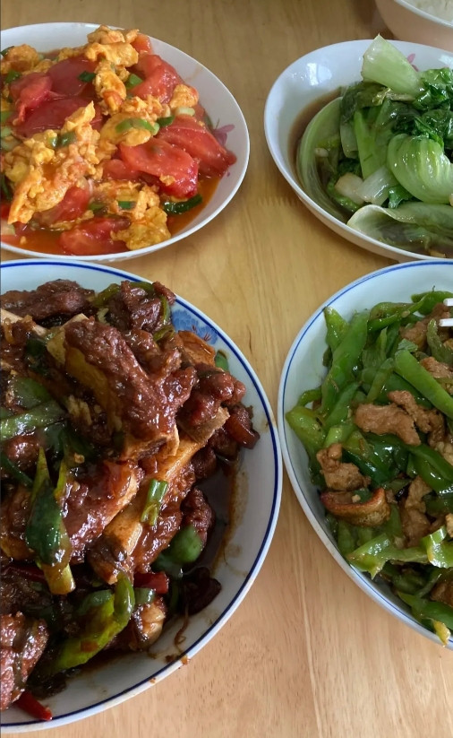 今天亲家公来送菜，还留下吃午饭。他是开车来的，午饭没准备酒菜，我炒了四大盘菜，有