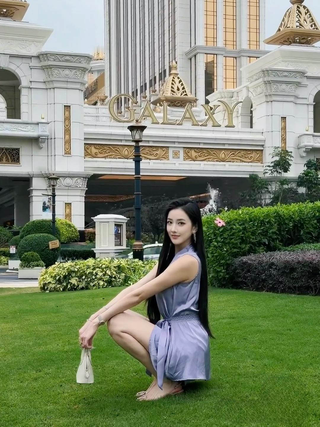 夜晚的埃菲尔铁塔下，优雅白裙女子，浪漫巴黎之夜。