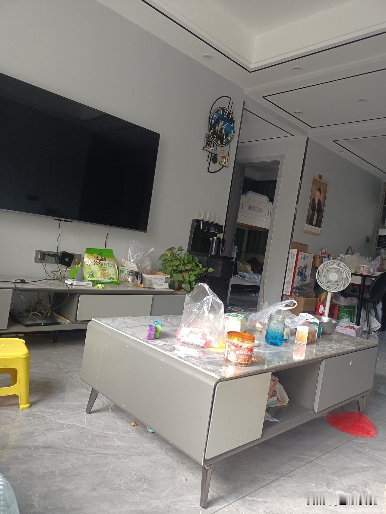 温馨的小家[呲牙笑][呲牙笑][呲牙笑][呲牙笑]客厅的茶几上，零食罐、玻璃罐与塑料袋