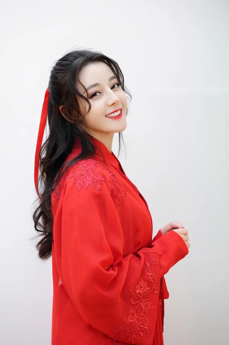 迪丽热巴和古丽娜扎都是新疆顶级美女，她们的气质都非常好。简洁对比，一眼分清差别