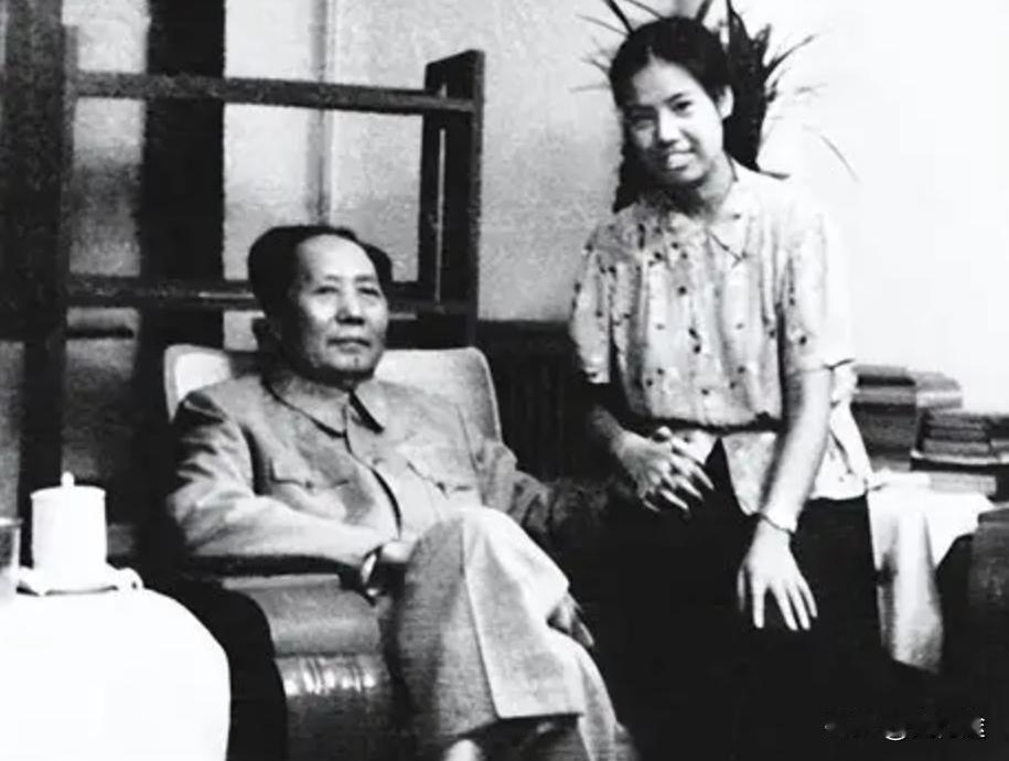 毛主席与李讷有人说毛主席的小女儿，总该有点不同吧。可事实不是那回事。她
