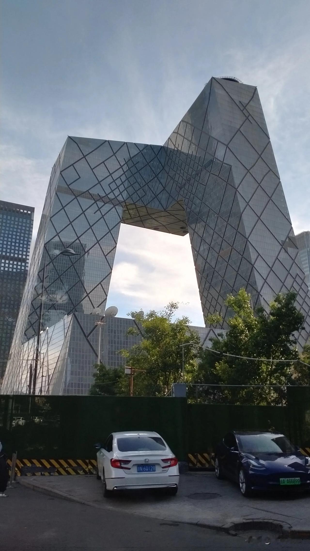 跟孩子出去旅游就是受罪！孩子盼星星盼月亮，终于去北京旅游了，第一天去爬长城，兴