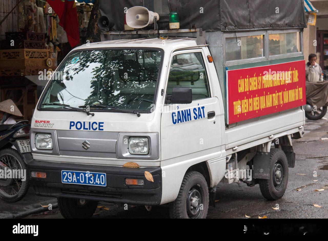 越南特色的警用轻型卡车，在东南亚也普遍。适合狭窄街道，客货两用