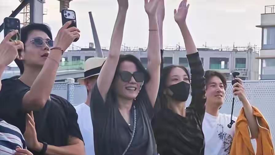 57岁的王菲这状态也太离谱了。8月底阿那亚音乐节，她穿个灰色宽松T恤配黑色超短裤