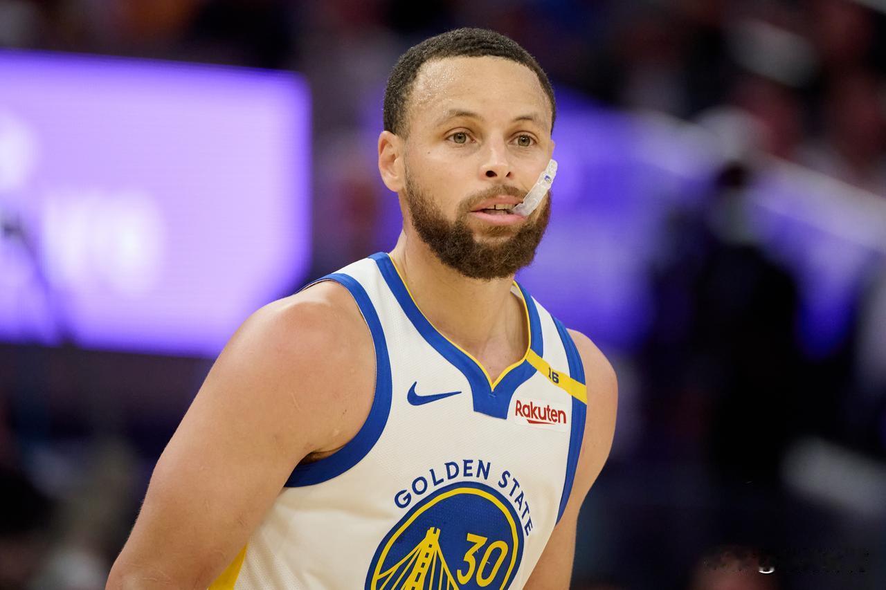 不出所料，本赛季三分榜第一又是库里的了，而且还拉开了与其他人的差距！1，库里