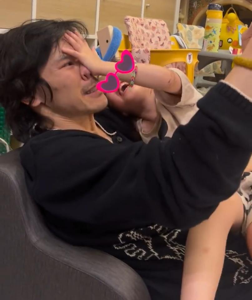 没想到向佐跟女儿的感情这么好。六一儿童节，向佐难得不搞抽象不发癫，正经分享跟女儿