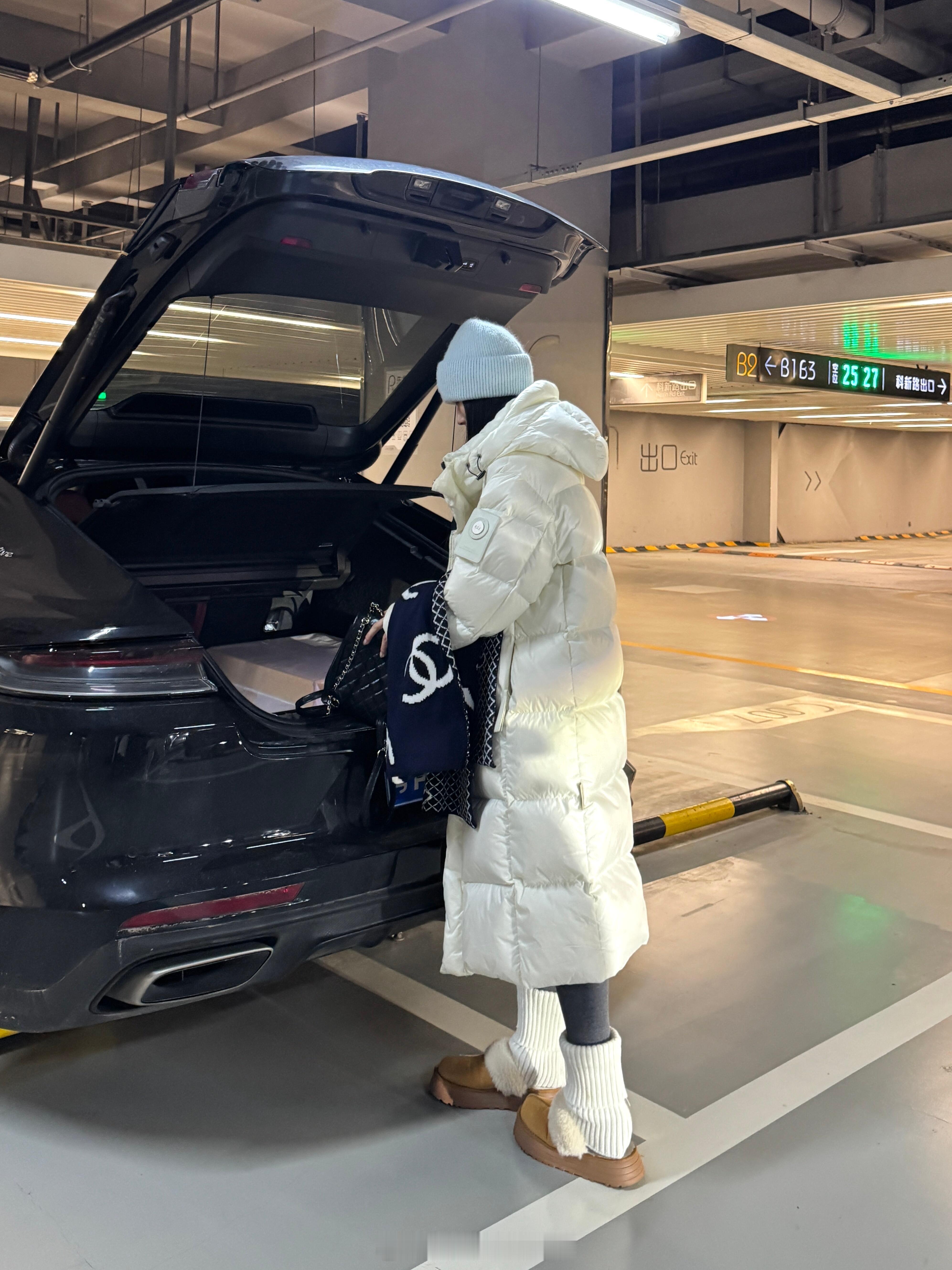 瞬间感受到白色羽绒服的杀伤力冬天还是穿白色羽绒服最显洋气啊啊，奶呼呼的白色显得整