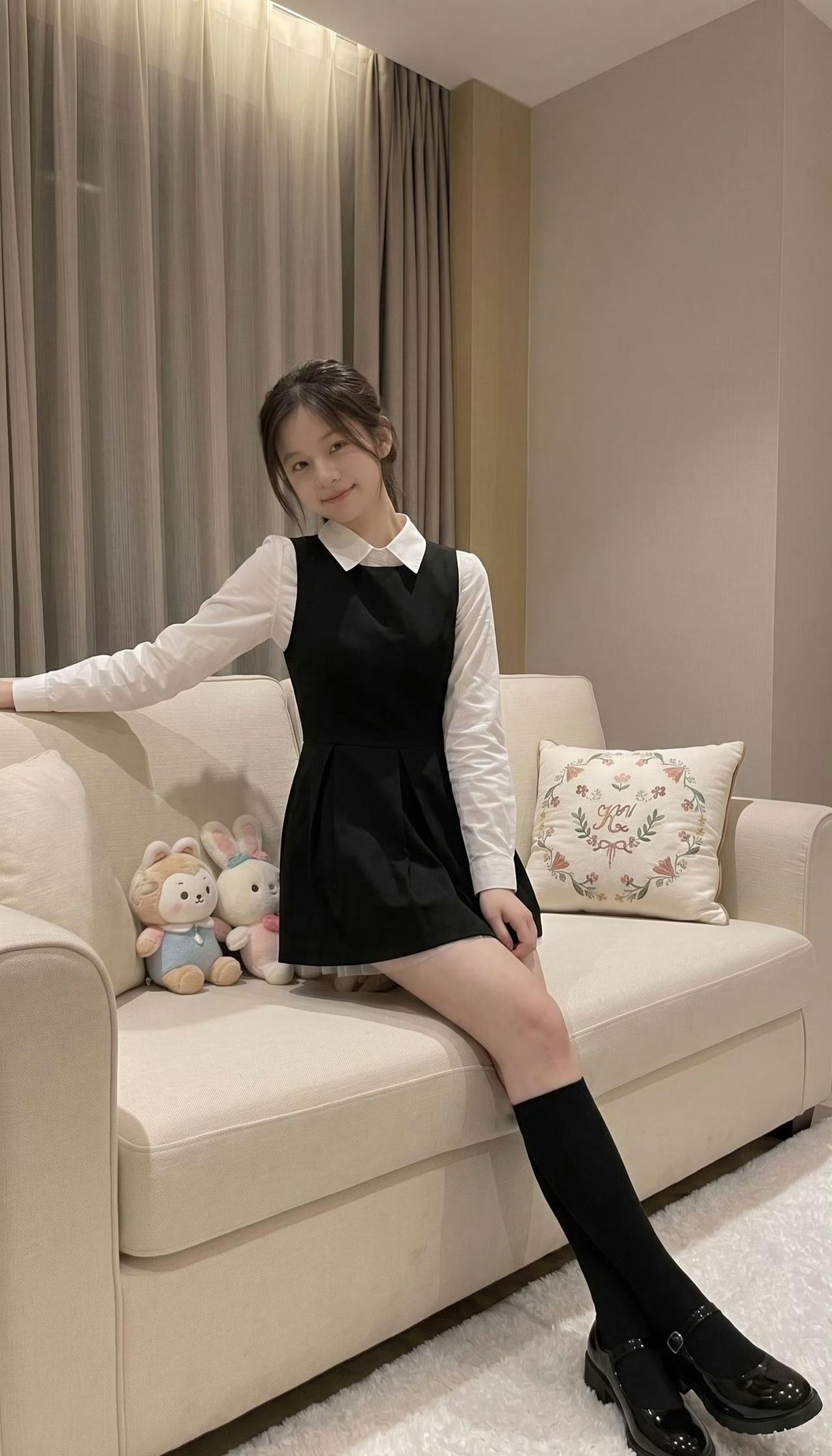 黑白搭配真的是学院风的天花板黑色无袖连衣裙叠穿白衬衫，甜而不腻搭配黑小腿袜和