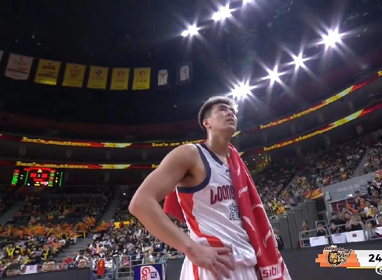 奔着郭艾伦和徐杰，看了半场广东德比，半场战绩：广东55：47。说几点：1、郭