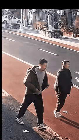 又是山东人！山东威海的两口子，袋子装了15万，送到了北海军军营门口。看男人一步