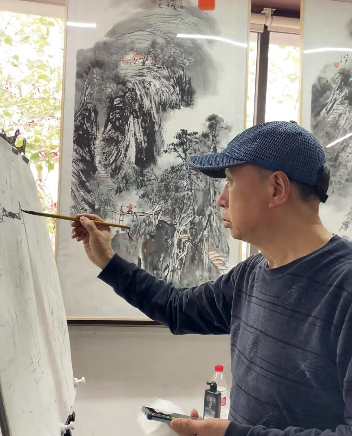 胡再福：笔墨为伴，山水入心。四载笔墨，山水寄情。时光荏苒、岁月如风。自2