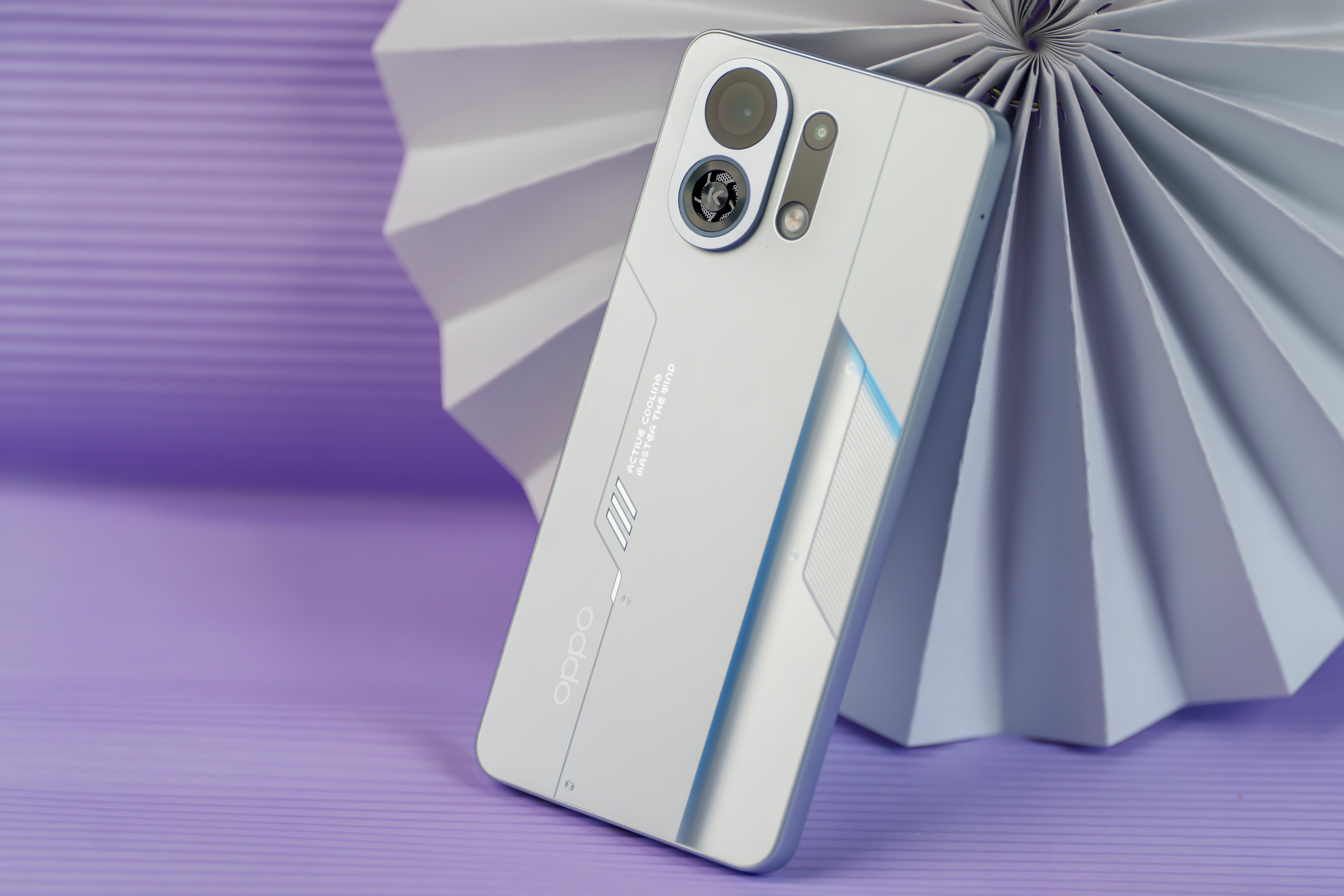 OPPOK13Turbo系列开箱提前给大家拍了几张「骑士银」版本的真机图