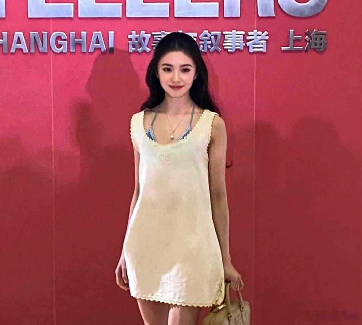 存子生图眼睛比精修大我真的会谢，刘浩存那个瞳仁比例本来就天生优越，生图高光一打直