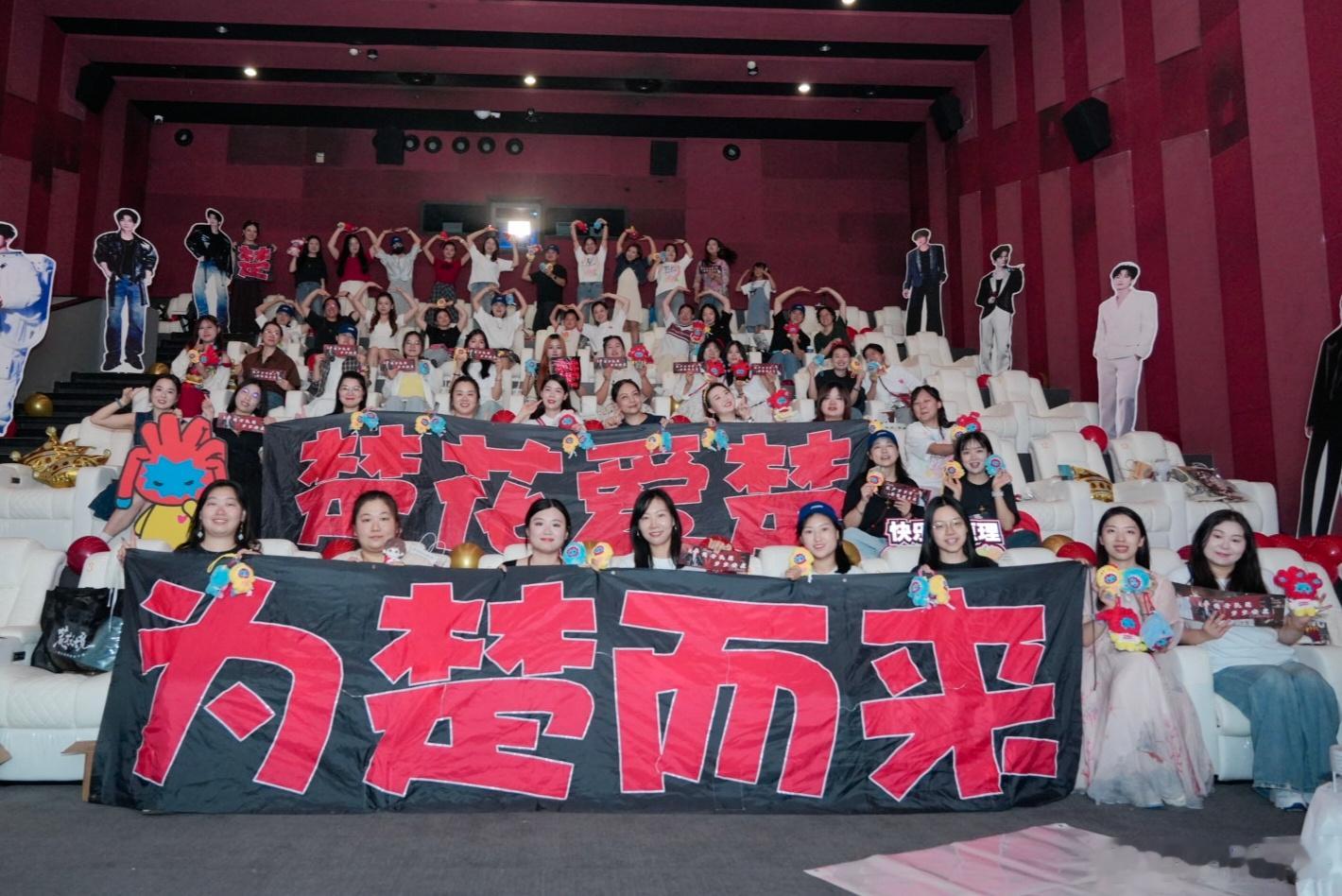 我们从大江之畔，来听南海潮声拍着岸。我们从荆棘尽头，来看少年脚步翻过山。你带着天