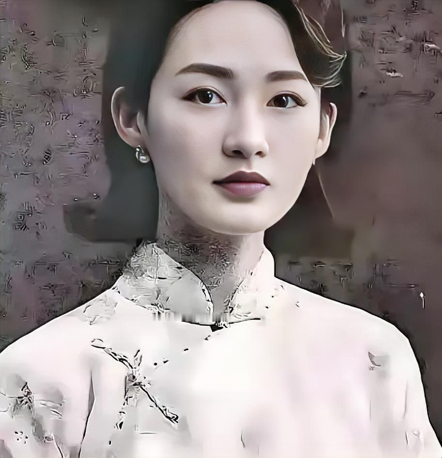 1919年，军官陈济棠看上了戏子莫秀英，得知她身上有两处特别，认为她旺夫益子，赶