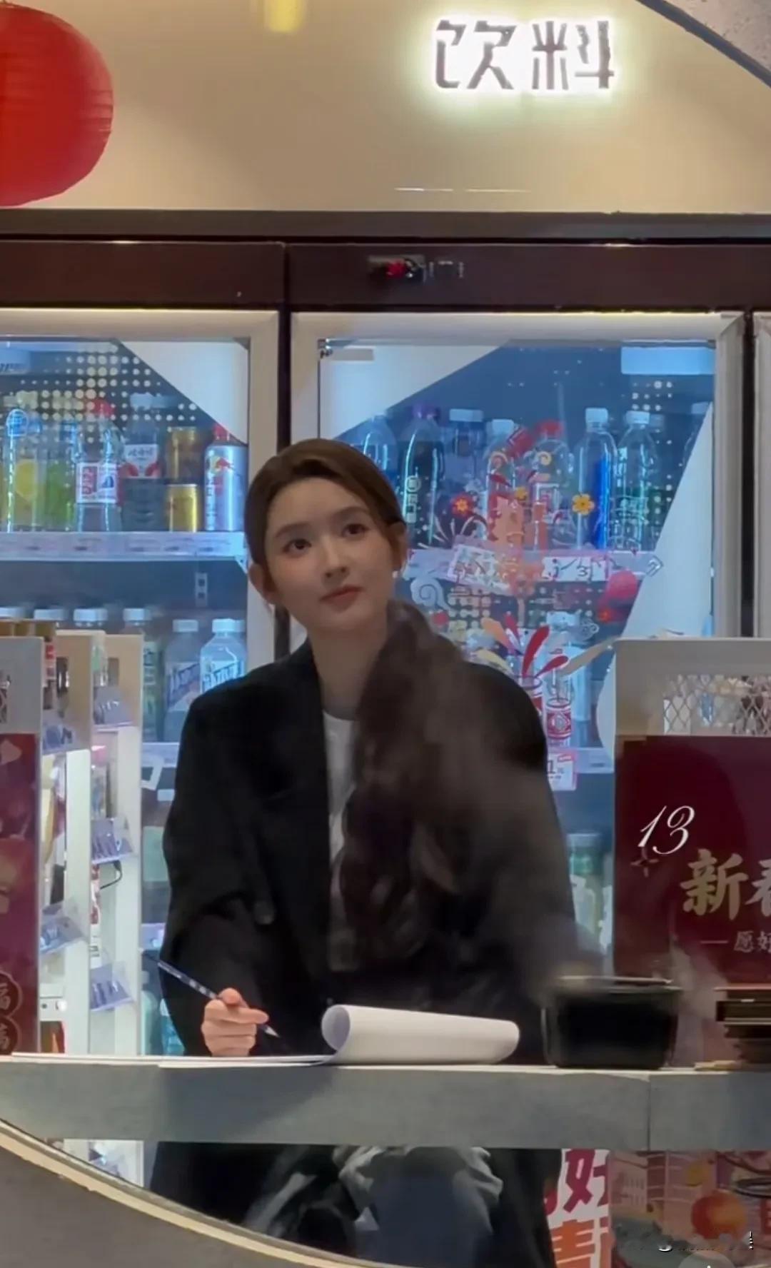 王玉雯现身上海街头拍戏，抓拍图那么美吗？感觉她也是相当不上镜的美女呀！生图比电