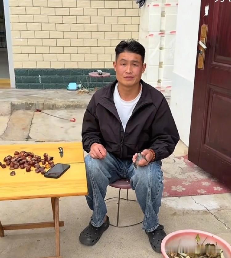 小故事！小飞在家焦灼地，等着梦凡归家。梦凡刚进门，小飞就开口说：