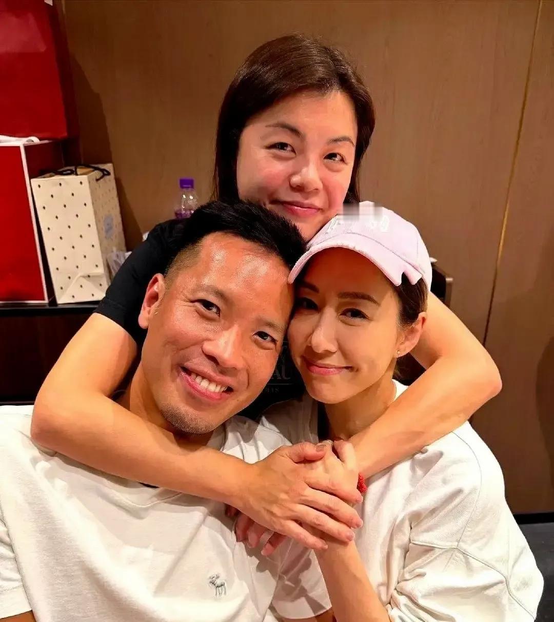 胡定欣被拍到和圈外男友十指紧扣逛澳门，照片里她笑得像刚领完奖。港媒说男方做金融