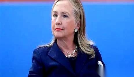 78岁的希拉里往台上一坐，全场鸦雀无声。她没说半句废话，第一句就直接把房顶给掀