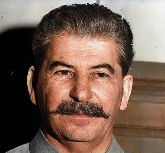 1941年，日本偷袭了珍珠港后，斯大林兴奋地跳了起来，说道：“太好了，这群黄皮猴