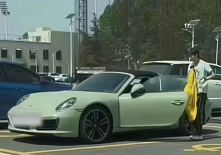 曼昱开保时捷了。曼昱朋友换新车，邀请曼昱一起去参谋，没想到曼昱一眼相中
