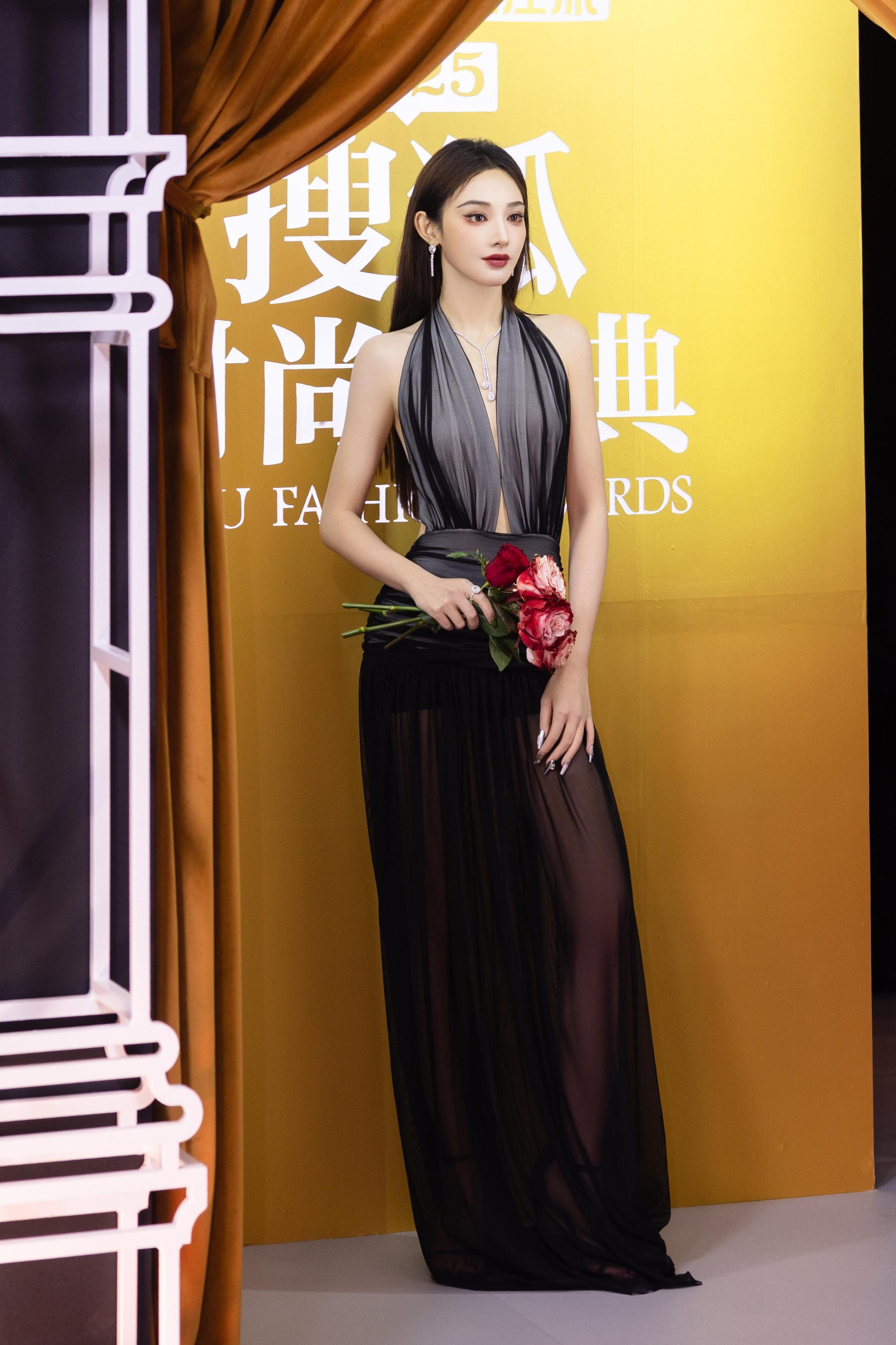 彭小苒丨搜狐时尚盛典彭小苒身挂脖透视长裙亮相红毯，将深V领口缝改为小V领，兼顾优