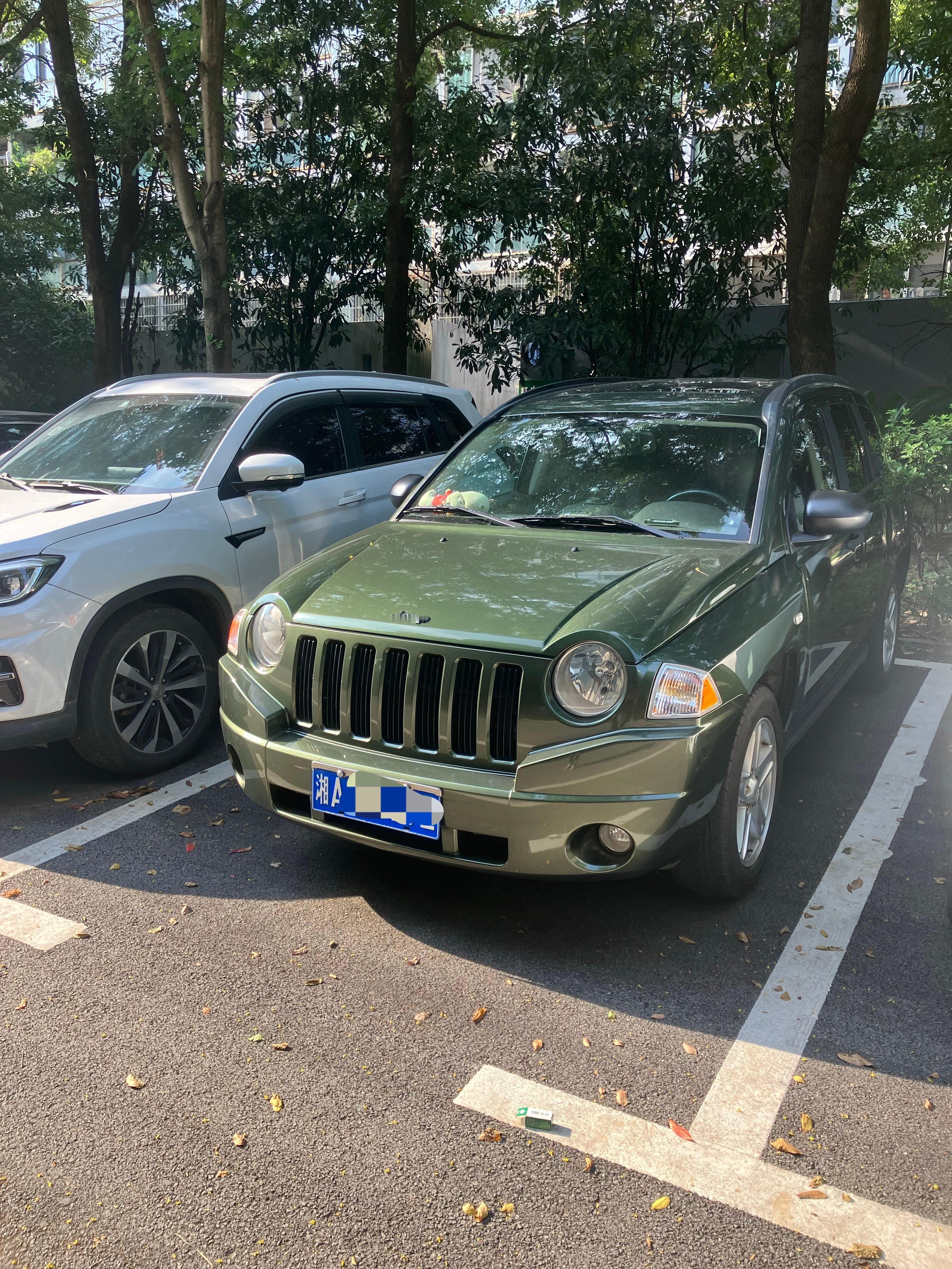 小区里有一个09年的吉普指南者，像玩具车一样好看。毫无疑问汽车的审美在倒退。