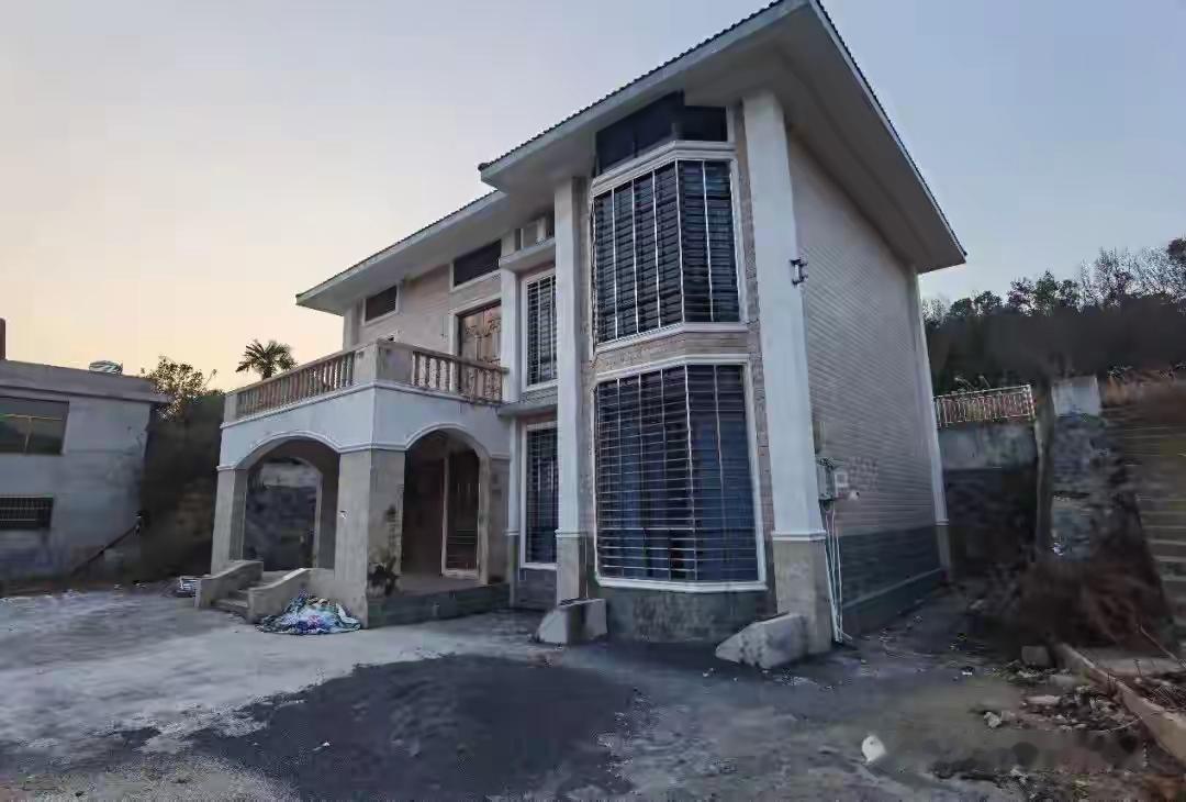 佘智江的事情越扒越多，他老家的房子，也给扒拉了出来，大家看一看，这大别墅像啥？