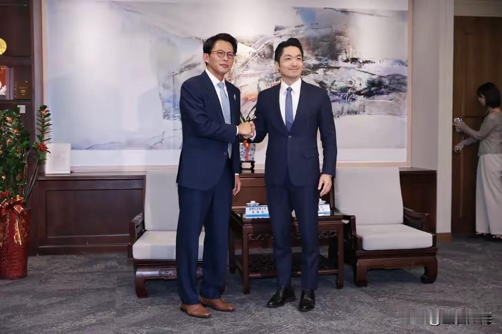 黄国昌抛重磅，蒋万安求援了。就在今日（10月12日），黄国昌在接受王浅秋受访期间