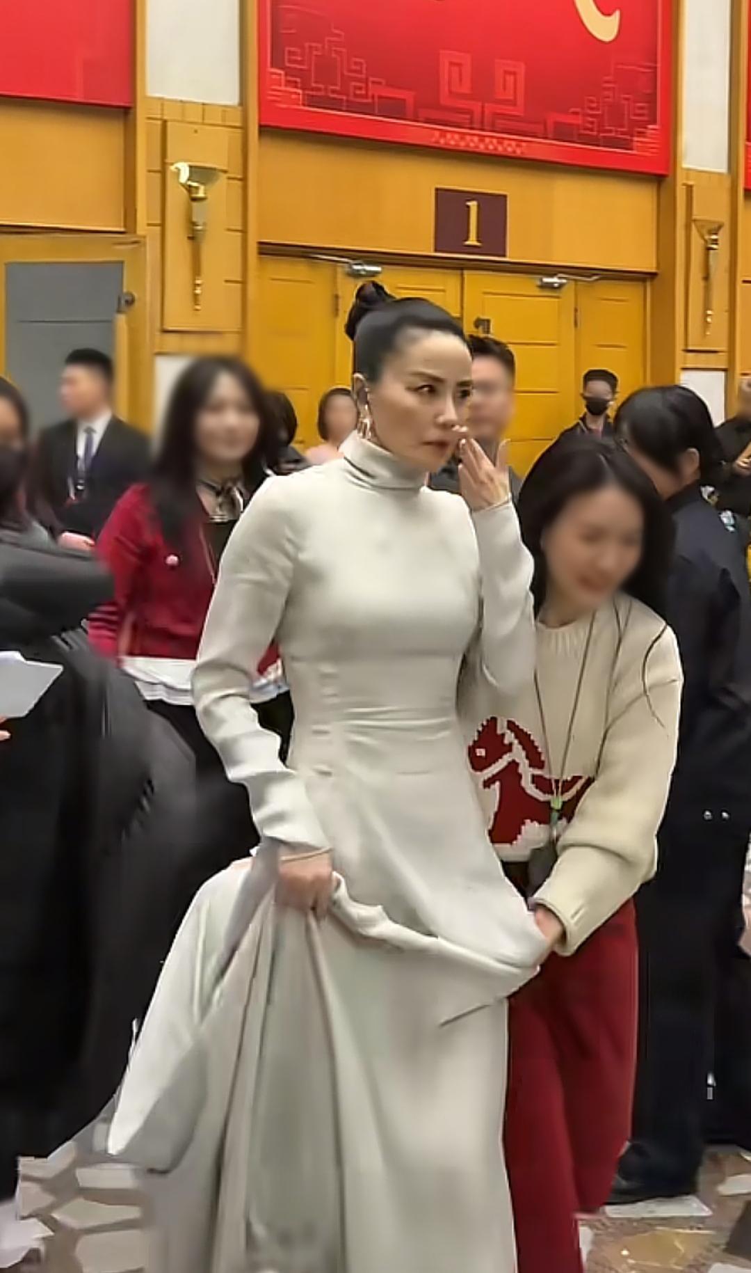 王菲上春晚的次数不算多，但每次都能给人留下深刻的印象。1998年，她和那英合