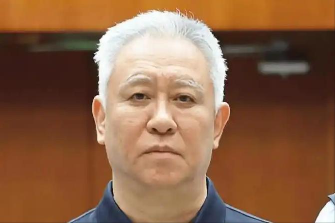 许家印判了，无期！真能偿还他的债吗？许家印今天出庭受审，已经多年没见面的丁玉梅看