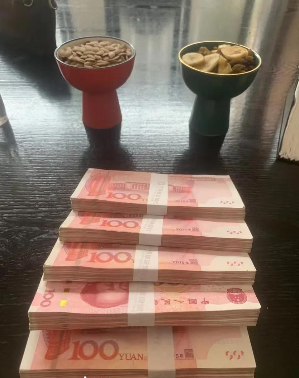 我表姐找我借5万块钱，说是要给她儿子凑彩礼。她儿子今年28岁，去年谈了对象，现在