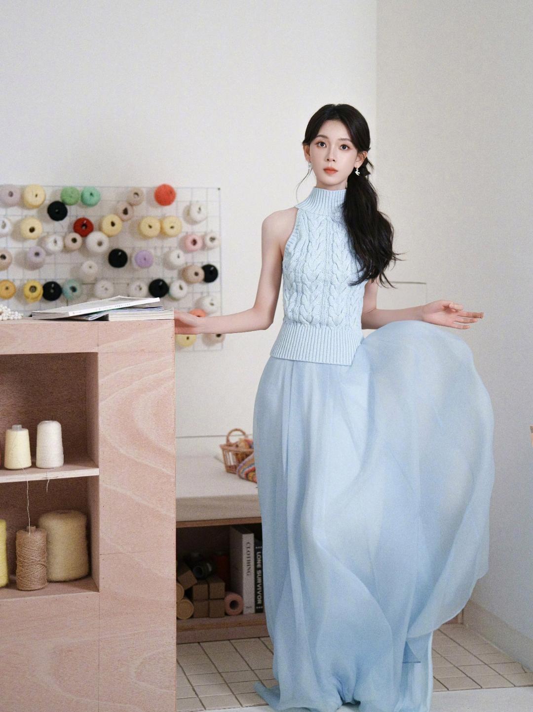 陈瑶的这组春日写真，用一身浅蓝针织拼接裙，把温柔松弛的氛围感拉满！挂脖针织上