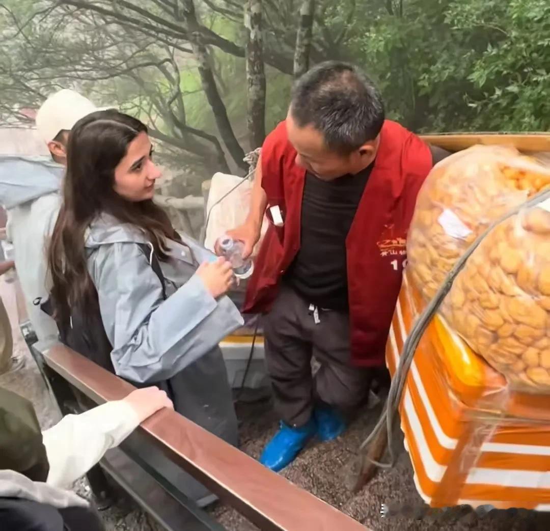 事件经过安徽黄山好汉坡，一对外国情侣游览结束下山。陡峭石阶徒步十分耗费体力