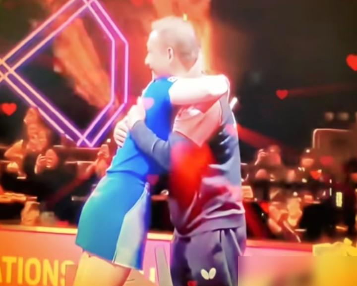 赢蒯曼拿WTT冠军后，17岁张本美和第一个抱的是她中国籍亲爹！她先规规矩矩跟