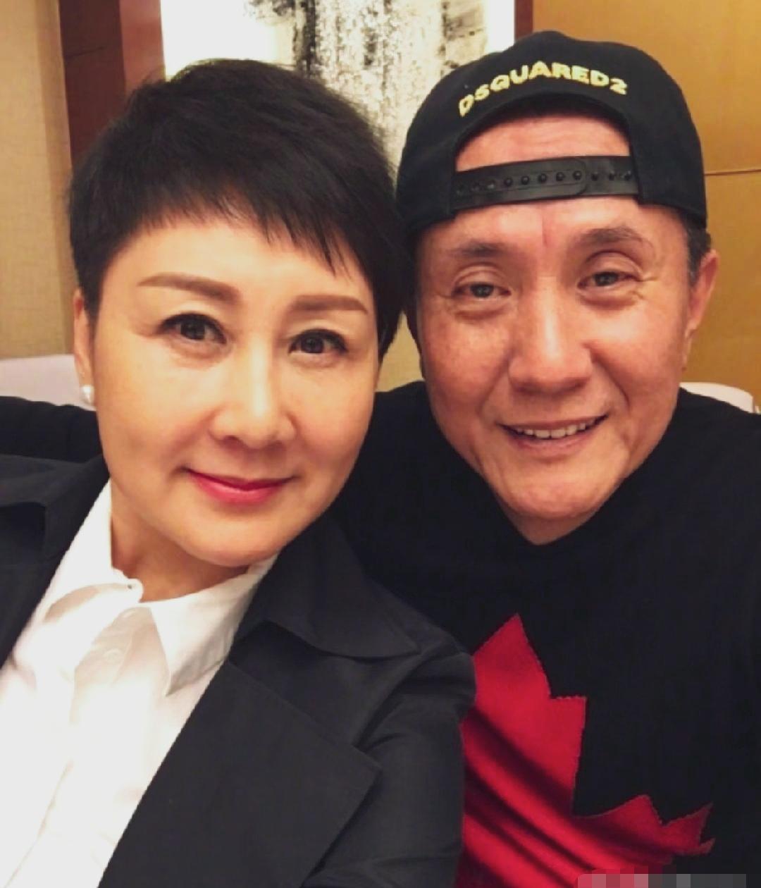 61岁张凯丽又“杀”疯了！这状态谁敢信？央视镜头下素颜出镜，皮肤温润五官大气