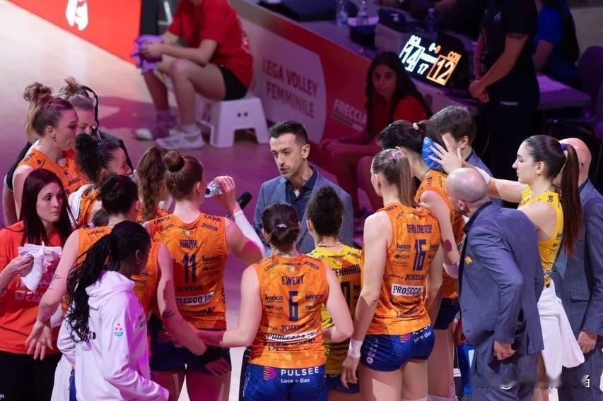 意大利🇮🇹科内利亚诺俱乐部主教练桑塔雷利发文:“感谢俱乐部、赞助商、球迷、球