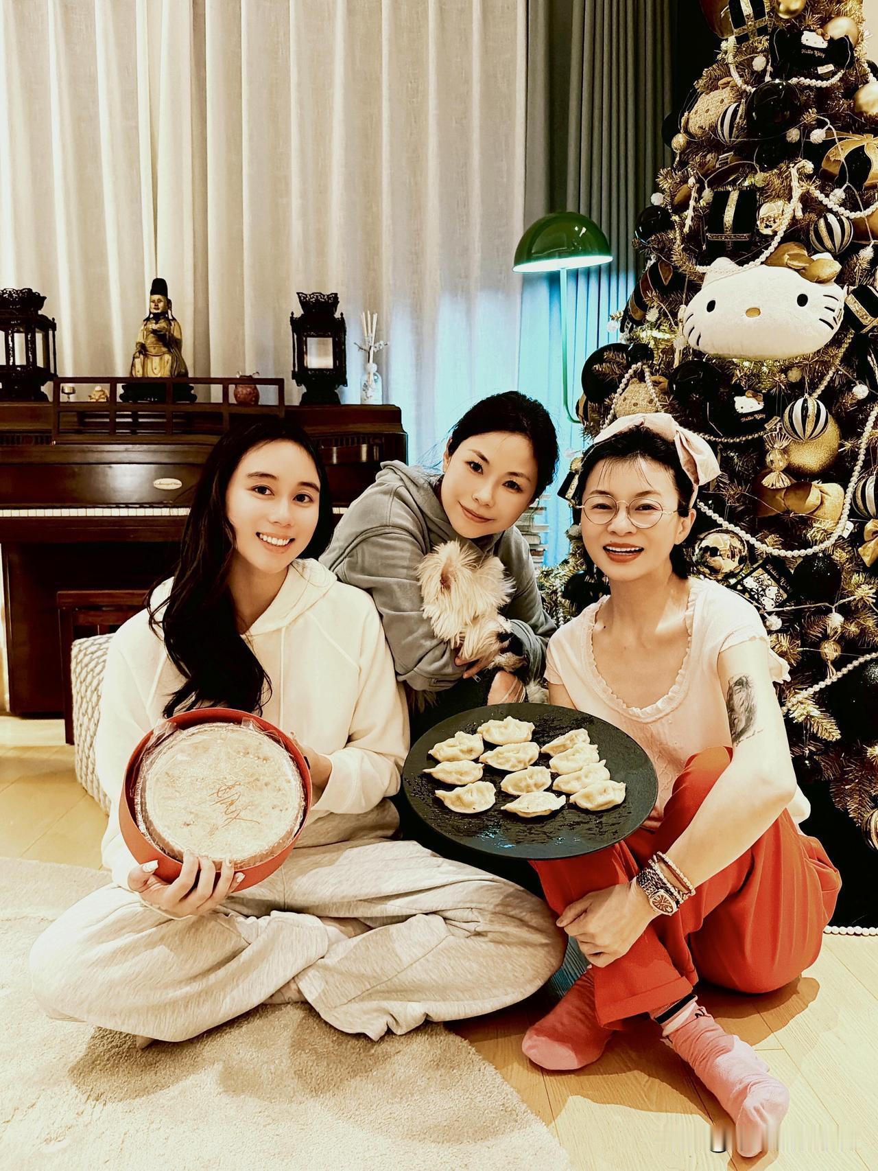 2月27日，何超欣更新生活动态，并配文“今日营业，包饺子，煎萝卜糕”。她晒出