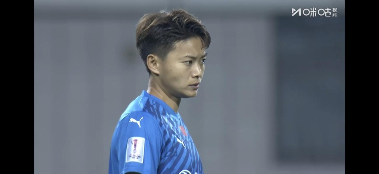 武汉女足门将和后防线懵圈中导致上半场0:2落后首先是后防线失误致命，接着是