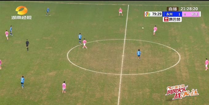 更衣室里堆着沾泥的劳保鞋，几个建筑工人正用夺冠奖金计算下月房贷。这支夺冠球队没