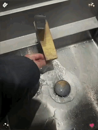 小哥哥是个讲究的人，小姐姐一脸懵。