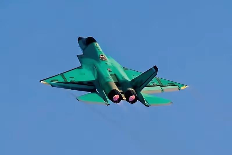 歼-35明明有空军版，为什么最近亮相的都是舰载版？原因只有一个。最近媒体多次