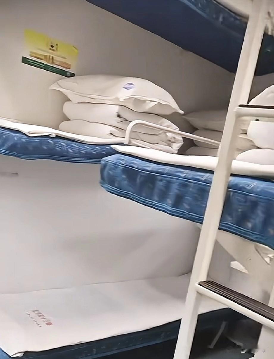 女子坐火车因为突然来了例假，又无法买到卫生巾，不小心弄脏了卧铺床单，当她告诉列车